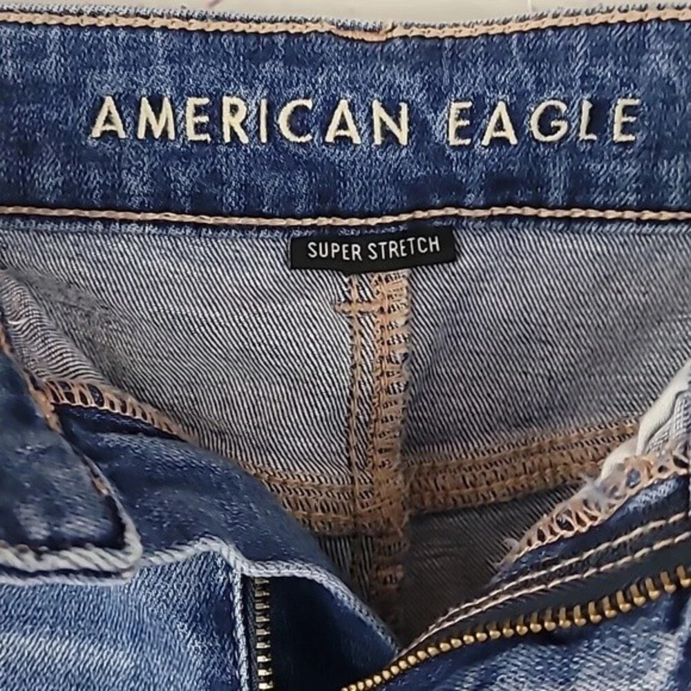 American Eagle Medium Wash High-Rise Shortie Super Stretch Jean Shorts. Size 4. - Picture 4 of 6